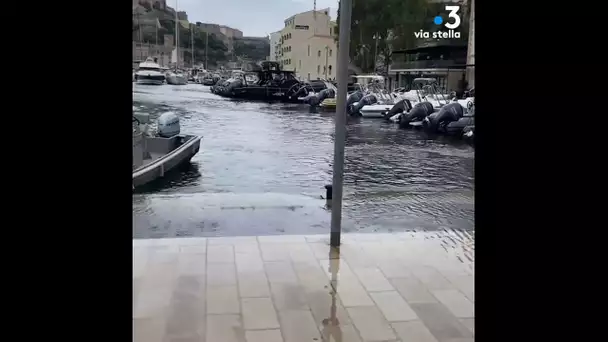 Le port de Bonifacio inondé