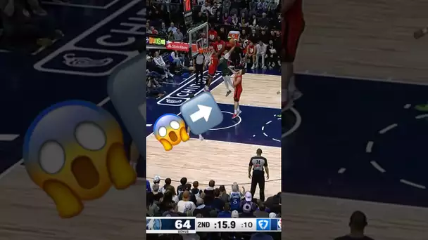 Terrence Shannon Jr goes baseline for the slam!