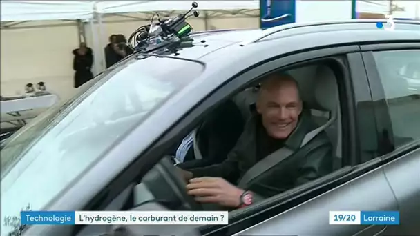 Bertrand Piccard teste une voiture à hydrogène