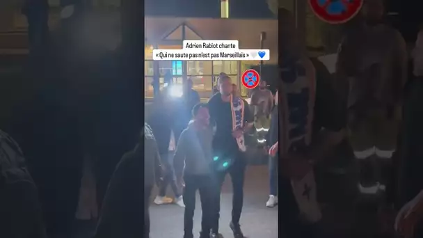 Adrien Rabiot chante « Qui ne saute pas n’est pas Marseillais » 🤍💙 #shorts