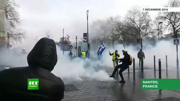 France : des manifestants vandalisent une voiture, un arrêt de bus lors d'un rassemblement à Nantes