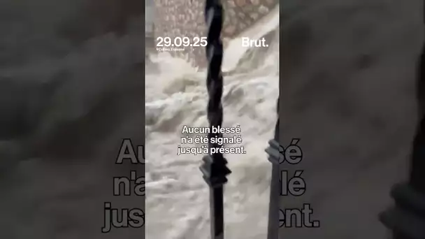 Des torrents d'eau dévalent les rues de Valence en Espagne.