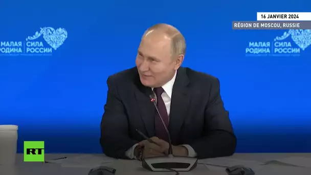 Poutine raconte une plaisanterie sur les saucisses et le fromage bleu