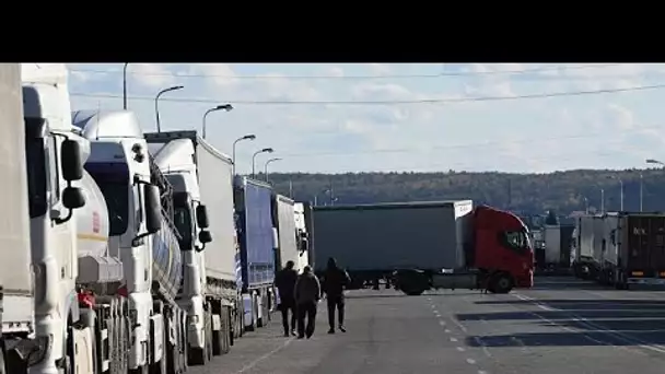 Entre l'Ukraine et la Pologne, une frontière bloquée et des routiers au désespoir
