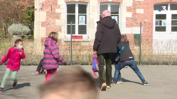 Cantine d'Ecaquelon (Eure) : le maire fait le service et la surveillance