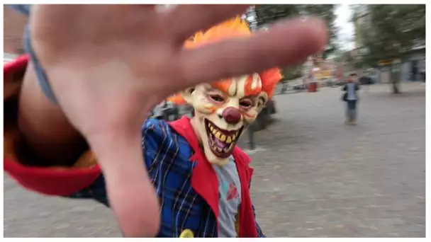 LES CLOWNS AGRESSENT 3 JEUNES AVEC DES COUTEAUX - Ma Reaction