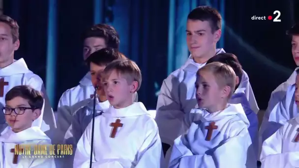 Des enfants chantent Marie de Johnny en hommage à Notre Dame