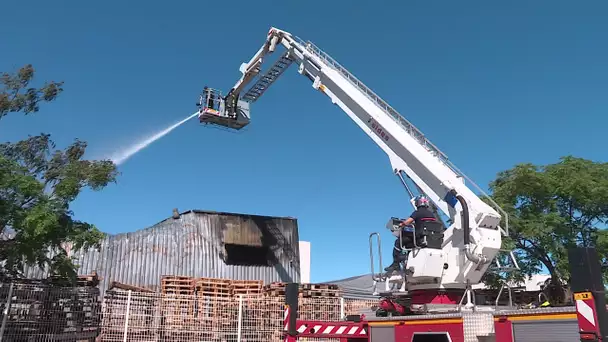 Aigues-Mortes : 24 heures après l'incendie qui a ravagé un entrepôt de 4.000m2