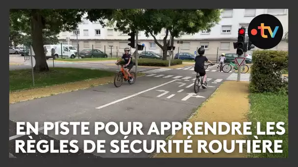 Une piste cyclable d'apprentissage à la sécurité routière pour les jeunes cyclistes
