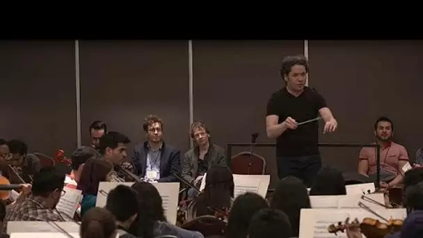 Gustavo Dudamel dirige 160 jeunes musiciens à Mexico City