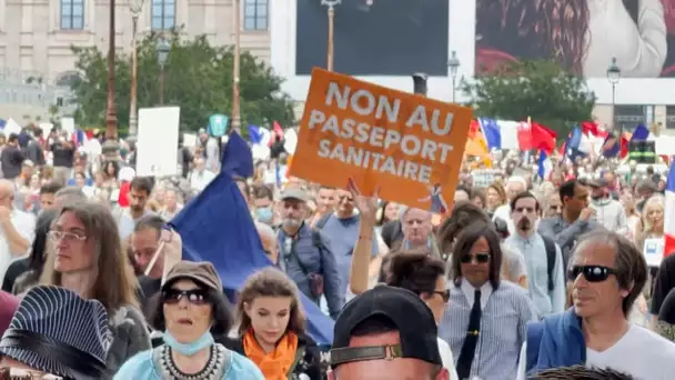 « C’est du chantage » : des milliers de personnes dans les rues de Paris contre le pass sanitair