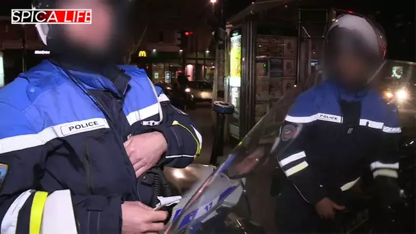 Il défie la police au feu rouge
