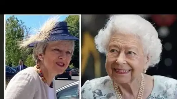 C'est pourquoi j'en porte un!' Le choix surprenant de la reine étourdit Theresa May lors de sa visit