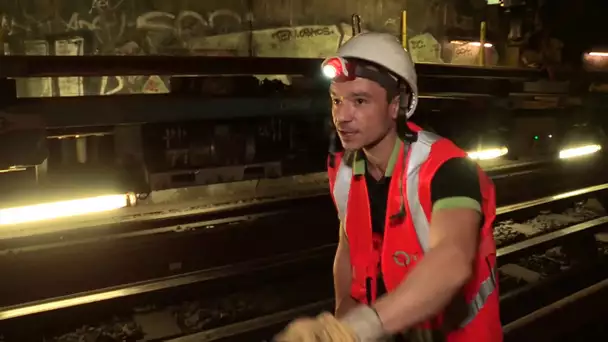 Travailleur de nuit dans le métro