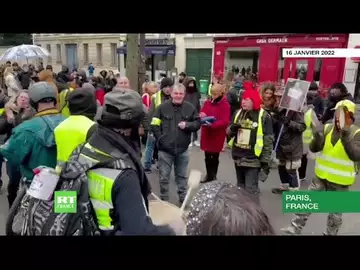 France : manifestation devant le parlement au moment du vote définitif sur le pass vaccinal