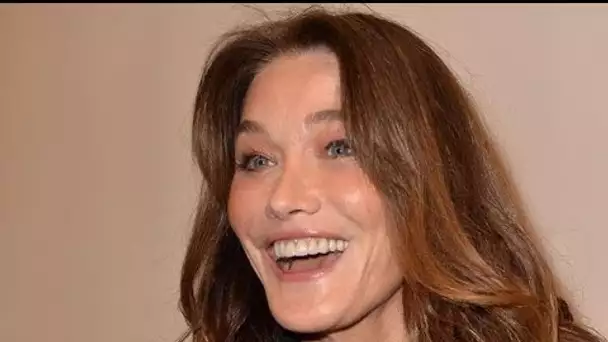 L’ex première Dame, Carla Bruni-Sarkozy, ose un chemisier transparent et pose...