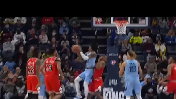 Ja Morant Wows Crowd With 360 Layup Finish vs Bulls!