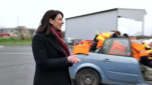 Manoeuvre de désincarcération après un accident de voiture, par les pompiers d'Ifs, près de Caen