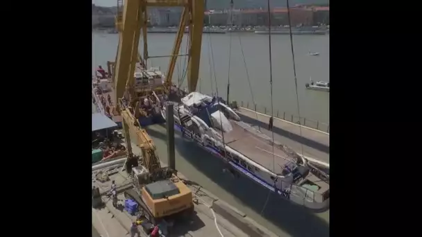 À l&#039;aide d&#039;une grue et de sangles, des sauveteurs ont repêché l&#039;épave du bateau naufragé à Budapest