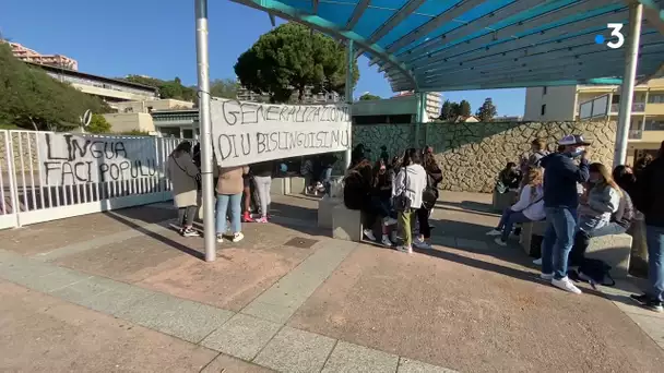 U Cullittivu I Liceani Corsi manifestent devant le lycée Fesch.