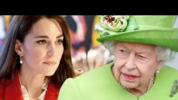 La reine a fait un commentaire «piquant» sur le «bavardage» de Kate autour d'une «étalage frivole de