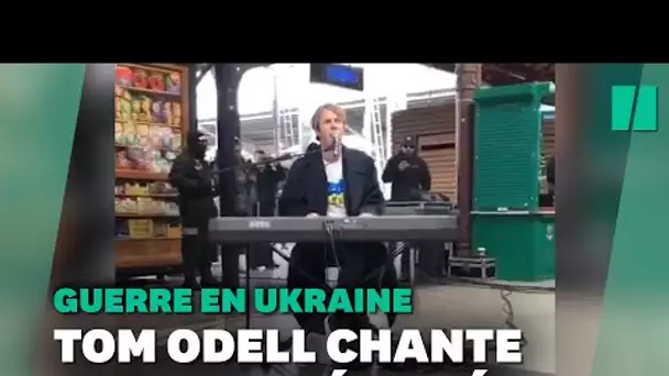 Tom Odell chante "Another Love" pour les réfugiés ukrainiens à Bucarest