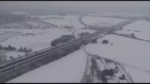 L&#039;Île-de-France sous la neige : images aériennes impressionnantes des routes bloquées