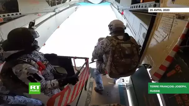 Arctique : des parachutistes russes sautent d'une altitude de 10 000 mètres