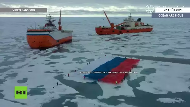Un drapeau russe de 1 423 mètres carrés déployé dans l'océan Arctique
