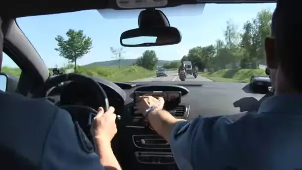 Ils roulent tous à 150km/h sur cette route de campagne