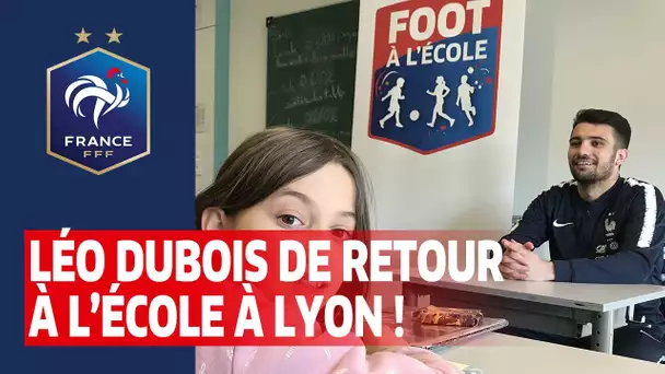 Léo Dubois en visite dans une école à Lyon, Equipe de France I FFF 2020