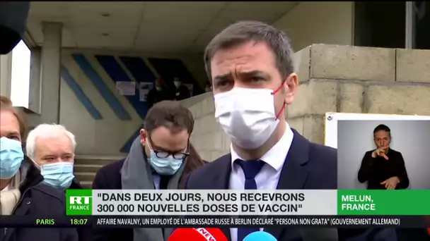 Le ministre de la Santé Olivier Véran reçoit sa première dose du vaccin AstraZeneca
