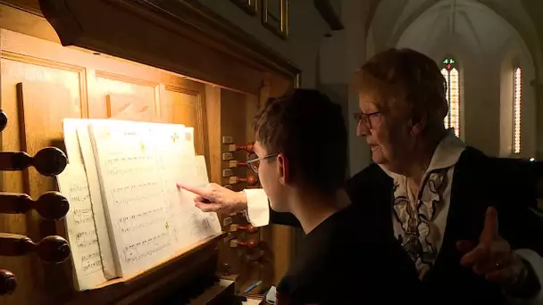 Transmission : à Saint-Astier Odette, 95 ans, apprend l'orgue à Titouan, 14 ans