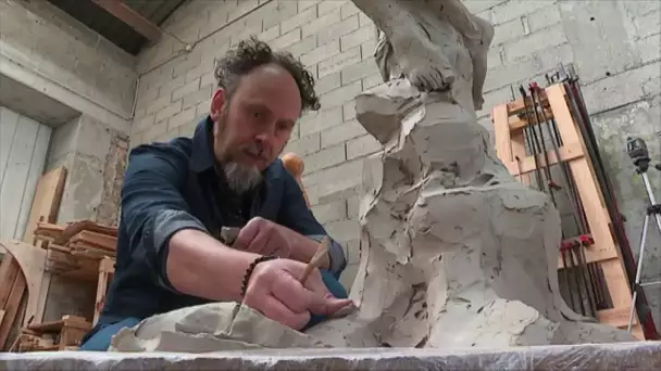 Le Sculpteur Davide Galbiati dans son atelier