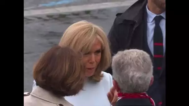 Brigitte Macron épinglée pour des bises qui ne respectent pas le protocole sanitaire