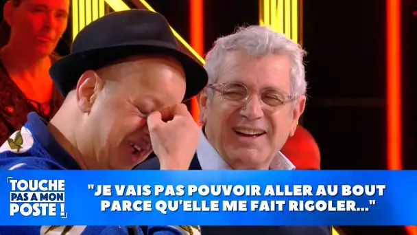 Booder a du mal à aller au bout de sa blague hilarante !