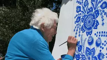 Cette dame de 90 ans peint les murs de sa ville natale à la main