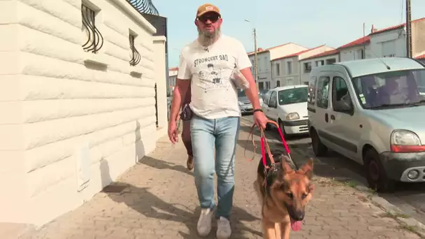 Remise d'un chien guide à une personne aveugle à La Rochelle