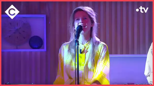 Selah Sue interprète “Pills”  - C à vous - 28/03/2022