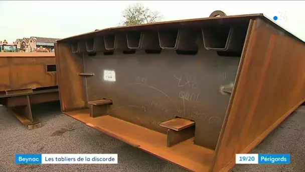 Les tabliers des ponts de la déviation de Beynac en attente à Marsac-sur-l'Isle