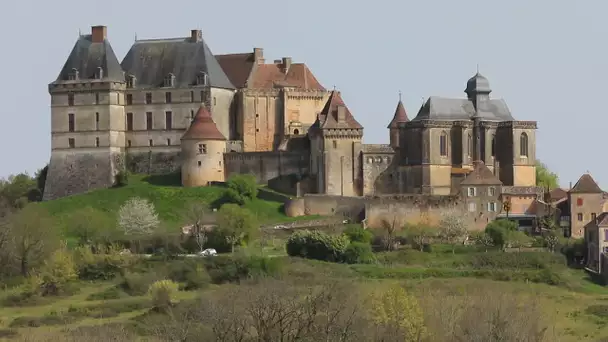 Les pourquoi de France 3 Périgords : pourquoi y-a-il autant de châteaux en Dordogne ?