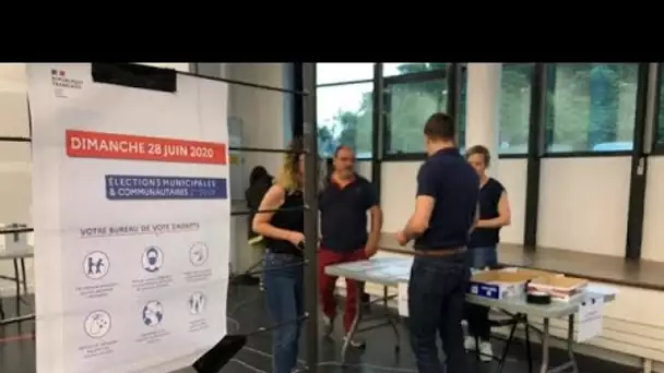 Élections municipales : drôle de campagne en France, les bureaux de vote se préparent