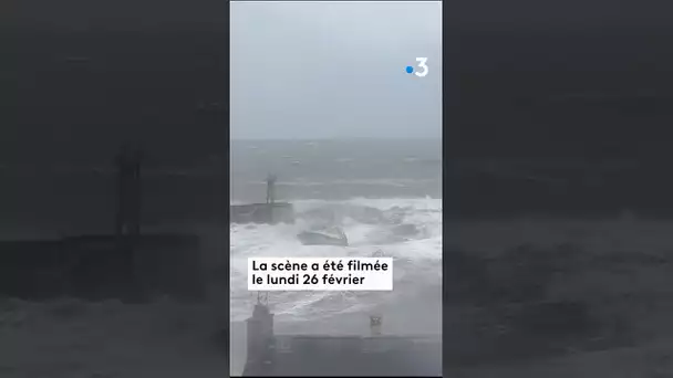 Un chalutier affronte la mer ce lundi 26 février à Port-en-Bessin 🌊