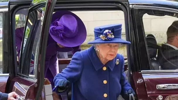 Elizabeth II : à 95 ans, elle marche désormais avec une canne