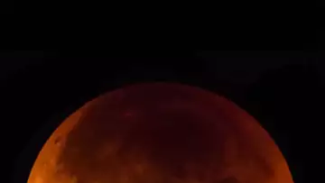 Travis Burke immortalise la "Super Blue Blood Moon" avec un cliché incroyable !