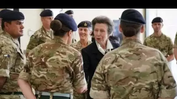 La princesse Anne dévouée remercie l'armée pour l'aide funéraire de la reine lors de la deuxième sor