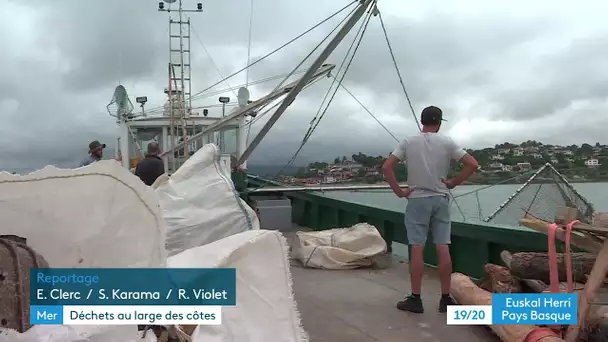 Au large de la côte basque, un bateau chargé de collecter les déchets en mer