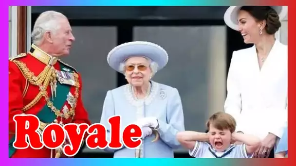 La reine arborait un cadeau touchant 'peu coûteux mais spécial' de l'armée p0ur Trooping the Colour