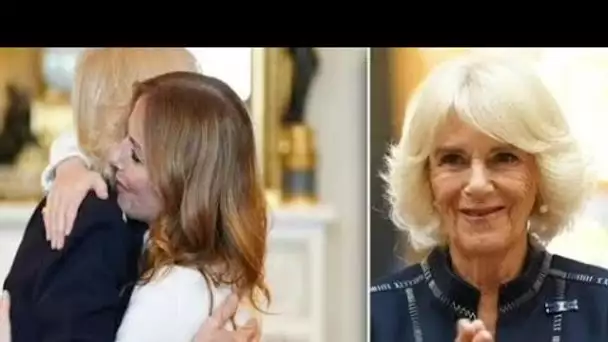 Camilla dans une rare démonstration d'affection du public alors que la reine embrasse l'ex-Spice Gir
