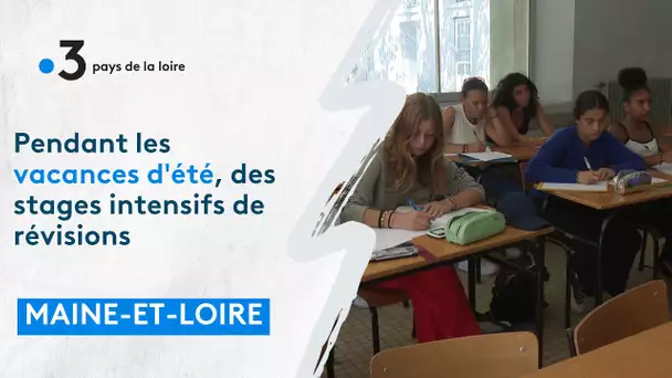 Des collégiens et des lycéens suivent un stage de révisions intensif pendant les vacances d'été